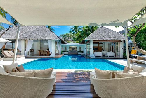 Jajaliluna Grote en luxueuze villa in Seminyak, Bali, Indonesië met privézwembad voor 8 personen. De villa is gelegen in een woonwijk en bevindt zich op 2 km van het Seminyak-strand....