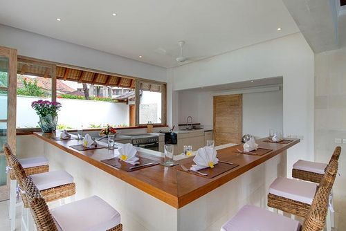 Jajaliluna Grande e lussuosa villa a Seminyak, Bali, Indonesia, con piscina privata per 8 persone. La villa è situata in una zona residenziale e dista 2 km dalla spiaggia di Seminyak....