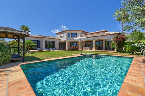 Daru dunya Grande e romantica villa di lusso con piscina privata a Denia, Costa Blanca, Spagna, per 8 persone. La villa è situata in una zona collinare e residenziale, vicina a ristoranti e bar....