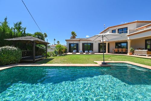 Daru dunya Große und romantische Luxusvilla mit privatem Pool in Denia, Costa Blanca, Spanien für 8 Personen. Die Villa befindet sich in einem hügeligen und wohnlichen Gebiet und in der Nähe von Restaurants und Bars....