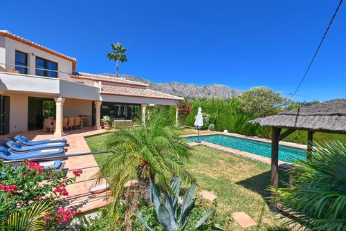 Daru dunya Große und romantische Luxusvilla in Denia, Costa Blanca, Spanien mit privatem Pool für 8 Personen. Die Villa befindet sich in einer hügeligen Wohngegend und in der Nähe von Restaurants und Bars....