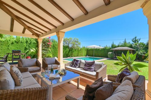 Daru dunya Grote en romantische luxe villa in Denia, Costa Blanca, Spanje met privé zwembad voor 8 personen. De villa is gelegen in een heuvelachtig en residentieel gebied en dichtbij restaurants en bars....