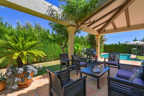 Daru dunya Grande et romantique villa de luxe à Denia, Costa Blanca, Espagne, avec piscine privée pour 8 personnes. La villa est située dans un quartier résidentiel et vallonné, à proximité des restaurants et des bars....