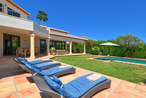 Daru dunya 6 Schitterende en comfortabele luxe villa in Denia, Costa Blanca, Spanje met privézwembad voor 6 personen. De villa is gelegen in een heuvelachtig en residentieel gebied en dicht bij restaurants en bars....