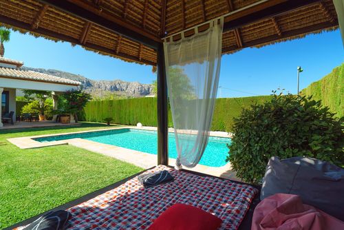 Daru dunya 6 Merveilleuse et confortable villa de luxe à Denia, Costa Blanca, Espagne, avec piscine privée pour 6 personnes. La villa est située dans un quartier résidentiel vallonné et est proche des restaurants et bars....