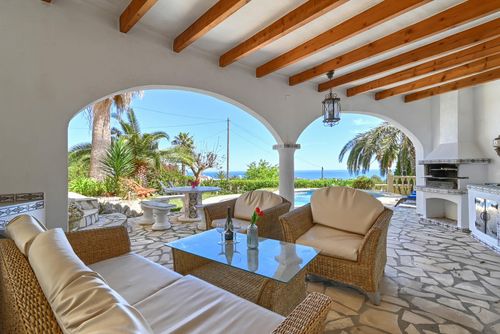 Villa Lau Geweldige en comfortabele villa met privézwembad in Denia, Costa Blanca, Spanje voor 8 personen. Het huis is gelegen in een residentiële en bergachtige strandomgeving, 3 km van het strand Las Marinas, Denia en 5 km van Xàbia....