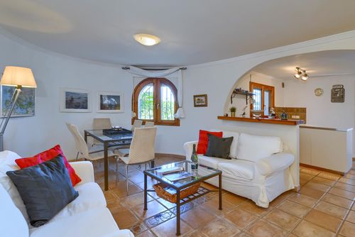 Villa Lau Merveilleuse et confortable villa à Denia, Costa Blanca, Espagne avec piscine privée pour 8 personnes. La maison est située dans un quartier résidentiel et montagneux près de la plage, à 3 km de la plage de Las Marinas, Denia et à 5 km de Javea....