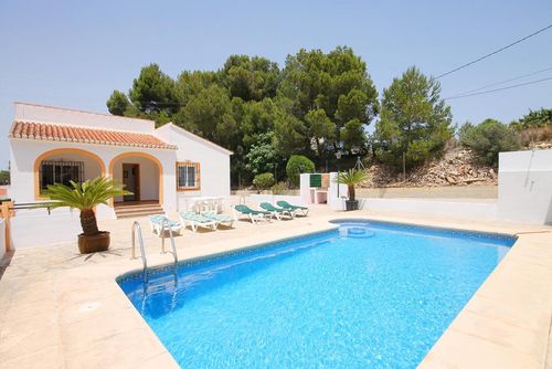 Caleta Merveilleuse et confortable villa à Jávea, Costa Blanca, Espagne avec piscine privée pour 6 personnes. La maison est située dans un quartier côtier et résidentiel à 3 km de la plage d'El Arenal....
