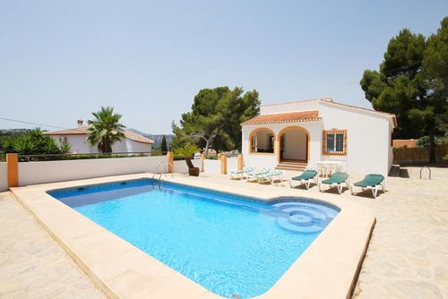 Caleta Merveilleuse et confortable villa à Jávea, Costa Blanca, Espagne avec piscine privée pour 6 personnes. La maison est située dans un quartier côtier et résidentiel à 3 km de la plage d'El Arenal....