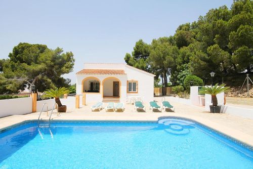 Caleta Merveilleuse et confortable villa à Jávea, Costa Blanca, Espagne avec piscine privée pour 6 personnes. La maison est située dans un quartier côtier et résidentiel à 3 km de la plage d'El Arenal....