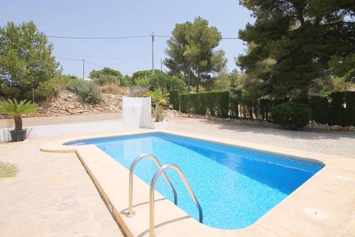 Caleta Merveilleuse et confortable villa à Jávea, Costa Blanca, Espagne avec piscine privée pour 6 personnes. La maison est située dans un quartier côtier et résidentiel à 3 km de la plage d'El Arenal....