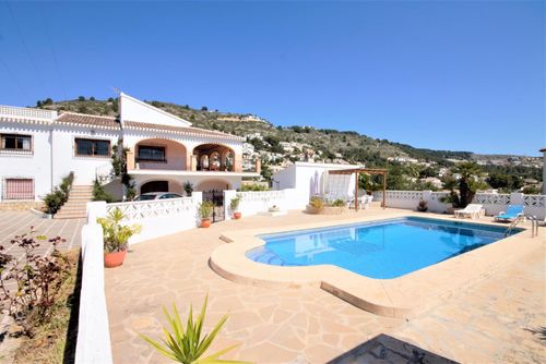Calas Große und komfortable Villa in Jávea, Costa Blanca, Spanien mit privatem Pool für 8 Personen. Das Haus befindet sich in einer Küsten- und Wohngegend und ist nur 2 km vom Strand La Grava entfernt....