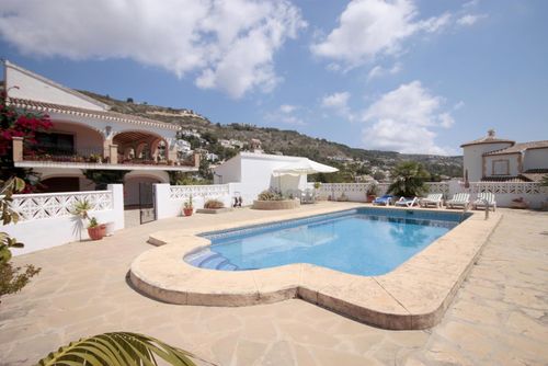 Calas Grande et confortable villa à Jávea, Costa Blanca, Espagne avec piscine privée pour 8 personnes. La maison est située dans un quartier côtier et résidentiel à 2 km de la plage de La Grava....