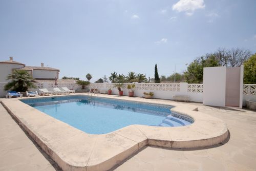 Calas Grote en comfortabele villa met privézwembad in Jávea, Costa Blanca, Spanje voor 8 personen. Het huis is gelegen in een kust- en woonwijk en ligt op 2 km van het strand van La Grava....