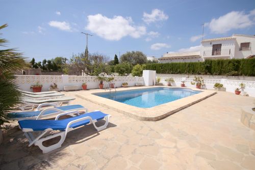 Calas Amplia y cómoda villa en Jávea, Costa Blanca, España con piscina privada para 8 personas. La casa se encuentra en una zona costera y residencial a 2 km de la playa La Grava....