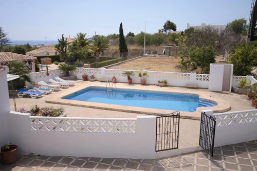 Calas Große und komfortable Villa mit privatem Pool in Xàbia, Costa Blanca, Spanien für 8 Personen. Das Haus befindet sich in einer Küsten- und Wohngegend und ist 2 km vom Strand La Grava entfernt....