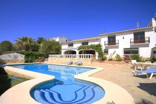 El Delfin Grande et luxueuse villa avec piscine privée à Jávea, Costa Blanca, Espagne pour 8 personnes. La maison est située dans un quartier résidentiel....