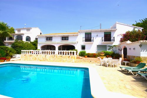 El Delfin Grande et luxueuse villa avec piscine privée à Jávea, Costa Blanca, Espagne pour 8 personnes. La maison est située dans un quartier résidentiel....