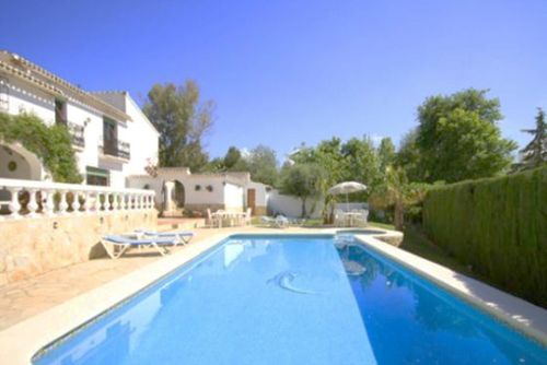 El Delfin Große und luxuriöse Villa mit privatem Pool in Jávea, Costa Blanca, Spanien, für 8 Personen. Das Haus befindet sich in einer Wohngegend....
