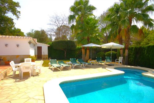 El Delfin Große und luxuriöse Villa mit privatem Pool in Jávea, Costa Blanca, Spanien, für 8 Personen. Das Haus befindet sich in einer Wohngegend....