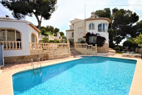 Marina 8 Wunderbare und fröhliche Villa in Jávea, Costa Blanca, Spanien mit privatem Pool für 8 Personen. Das Haus befindet sich in einer Küsten- und Wohngegend....
