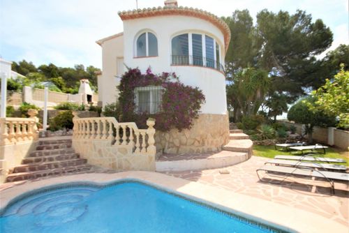 Marina 8 Magnifique et accueillante villa à Jávea, Costa Blanca, Espagne avec piscine privée pour 8 personnes. La maison est située dans un quartier côtier et résidentiel....