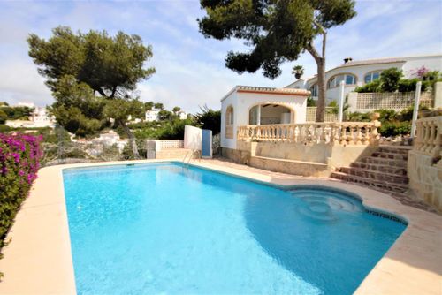 Marina 8 Prachtige en vrolijke villa in Jávea, Costa Blanca, Spanje met privézwembad voor 8 personen. Het huis is gelegen in een kust- en woonwijk....
