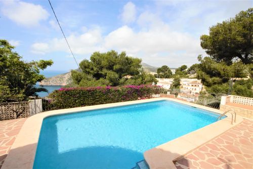 Marina 8 Prachtige en vrolijke villa in Jávea, Costa Blanca, Spanje met privézwembad voor 8 personen. Het huis is gelegen in een kust- en woonwijk....