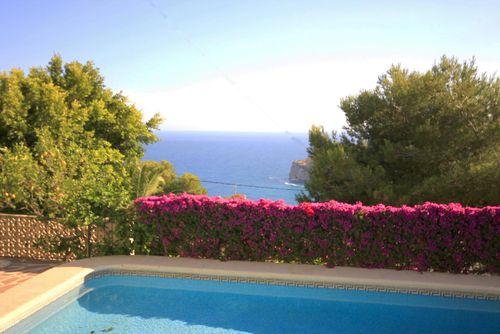 Marina 8 Prachtige en vrolijke villa in Jávea, Costa Blanca, Spanje met privézwembad voor 8 personen. Het huis is gelegen in een kust- en woonwijk....