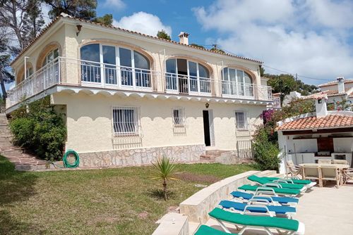 Maria 10 Amplia y cómoda villa en Xàbia, Costa Blanca, España con piscina privada para 8 personas. La casa está situada en una zona costera y residencial y se encuentra a 3 km de la playa de La Granadella....
