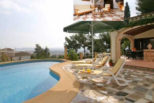 Bonestar Grote en klassieke villa met privézwembad in Jávea, Costa Blanca, Spanje, geschikt voor 10 personen. Het huis is gelegen in een kust- en woonwijk en bevindt zich op 2 km van het strand van La Grava....