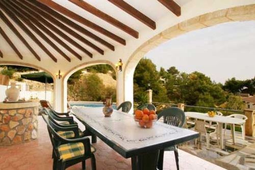 Bonestar Amplia y clásica villa con piscina privada en Jávea, Costa Blanca, España para 10 personas. La casa está situada en una zona costera y residencial, a 2 km de la playa de La Grava....