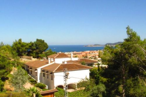Bonestar Amplia y clásica villa con piscina privada en Jávea, Costa Blanca, España, para 10 personas. La casa está situada en una zona costera y residencial, a 2 km de la playa de La Grava....