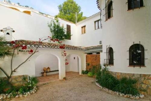 Bonestar Große und klassische Villa mit privatem Pool in Jávea, Costa Blanca, Spanien für 10 Personen. Das Haus befindet sich in einer Küsten- und Wohngegend und ist 2 km vom Strand La Grava entfernt....