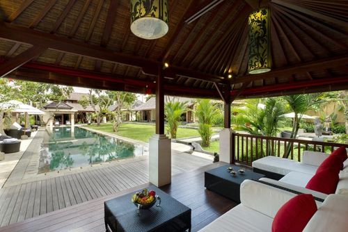 San Stor og luksuriøs villa med privat pool i Ubud, Bali, Indonesien til 12 personer. Villaen er beliggende i et boligområde....