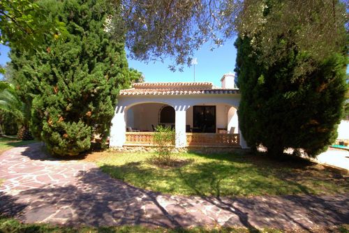 La Cartuja Amplia y bonita villa con piscina privada en Jávea, Costa Blanca, España para 9 personas. La casa está situada en una zona costera y residencial, a 3 km de la playa de La Grava....