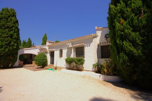 La Cartuja Grote en mooie villa met privézwembad in Javea, Costa Blanca, Spanje voor 9 personen. Het huis is gelegen in een kust- en woonwijk en ligt op 3 km van het strand La Grava....