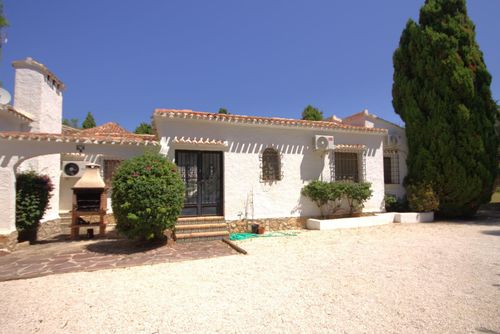 La Cartuja Grande et belle villa avec piscine privée à Javea, Costa Blanca, Espagne pour 9 personnes. La maison est située dans une zone côtière et résidentielle et se trouve à 3 km de la plage de La Grava....