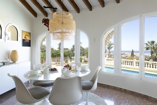 Villa Montgo Denia Comfortabele villa met privézwembad in Denia, Costa Blanca, Spanje voor 4 personen. Het huis is gelegen in een residentieel en bergachtig gebied en ligt op 4 km van het La Marineta-strand....