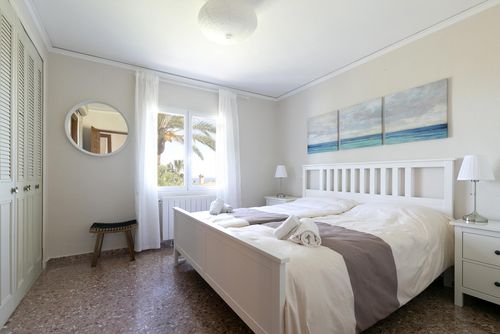 Villa Montgo Denia Villa confortable avec piscine privée à Denia, Costa Blanca, Espagne pour 4 personnes. La maison est située dans un quartier résidentiel et montagneux et se trouve à 4 km de la plage de La Marineta....