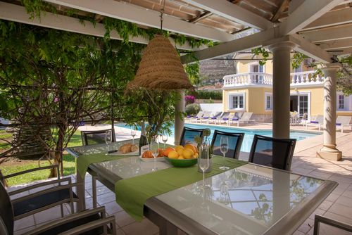 Villa Coral 4 Comfortabele villa in Denia, Costa Blanca, Spanje met privézwembad voor 4 personen. Het huis is gelegen in een heuvelachtig en stedelijk gebied, op 2 km van het La Marineta-strand en 3 km van het centrum van Denia....