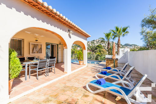 Orquídea Hermosa y cómoda villa en Benissa, Costa Blanca, España, con piscina privada para 6 personas. La casa está situada en una zona residencial y se encuentra a 3 km de las playas de Advocat y Baladrar....