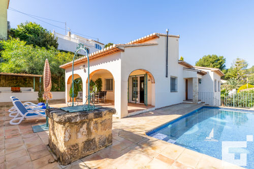 Orquídea - Grupo Turis Schöne und komfortable Villa in Benissa, Costa Blanca, Spanien, mit einem privaten Pool für 6 Personen. Das Haus befindet sich in einem Wohngebiet und ist 3 km von den Stränden Advocat und Baladrar entfernt....