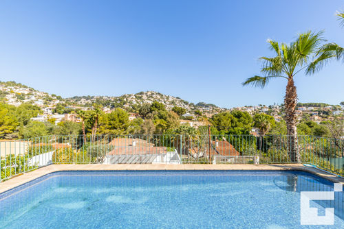 Orquídea Magnifique et confortable villa à Benissa, Costa Blanca, Espagne, avec une piscine privée pour 6 personnes. La maison est située dans un quartier résidentiel et se trouve à 3 km des plages d'Advocat et de Baladrar....