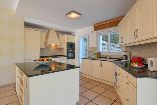 Villa Jarmila Mooie en comfortabele villa in Javea, Costa Blanca, Spanje met privézwembad voor 8 personen. Het huis is gelegen in een heuvelachtig, bosrijk en residentieel strandgebied en ligt op 3 km van El Arenal, Javea strand....