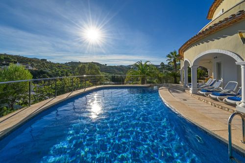 Villa Jarmila 6 pax Superbe et confortable villa avec piscine privée à Jávea, Costa Blanca, Espagne, pour 6 personnes. La maison est située dans un quartier résidentiel, boisé et vallonné, à 3 km de la plage d'El Arenal, à Jávea....