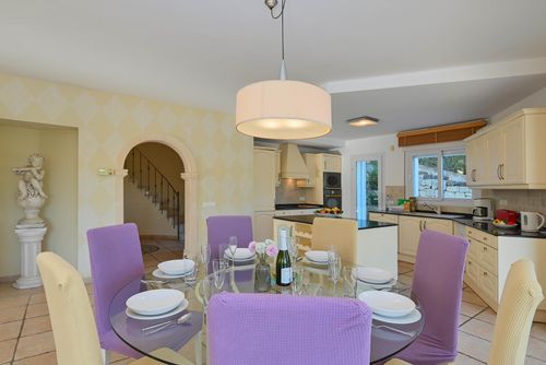 Villa Jarmila 6 pax Schöne und komfortable Villa mit privatem Pool in Jávea, Costa Blanca, Spanien für 6 Personen. Das Haus befindet sich in einer hügeligen, bewaldeten und Wohngegend und ist 3 km vom El Arenal, dem Strand von Jávea, entfernt....