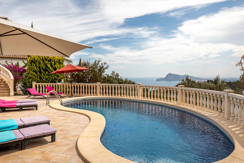 Altea Buena Vista Komfortable Villa in Altea, Costa Blanca, Spanien mit privatem Pool für 6 Personen. Das Haus befindet sich in einer hügeligen Wohngegend und ist 3 km vom Strand Campomanus entfernt....