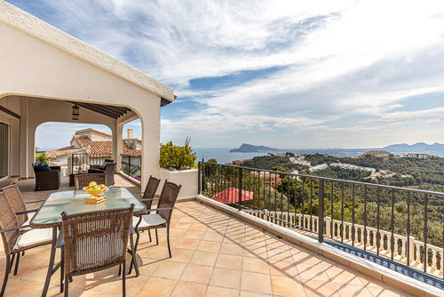 Altea Buena Vista Villa cómoda en Altea, Costa Blanca, España, con piscina privada para 6 personas. La casa se encuentra en una zona residencial montañosa y está a 3 km de la playa de Campomanus....