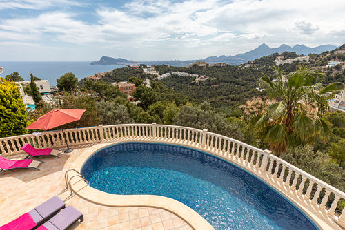 Altea Buena Vista Villa confortable à Altea, Costa Blanca, Espagne, avec piscine privée pour 6 personnes. La maison est située dans un quartier résidentiel en pente, à 3 km de la plage de Campomanus....